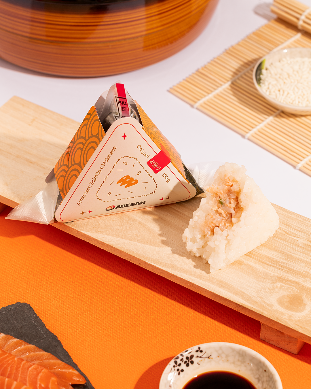 ONIGUIRI DE SALMÃO E MAIONESE